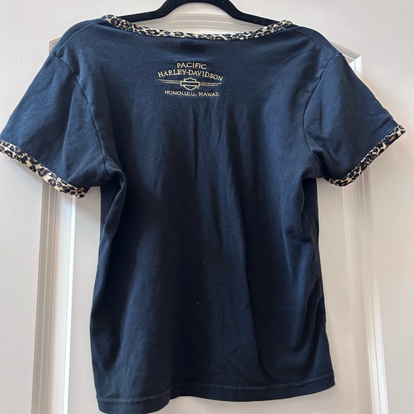 Vintage 2001 Pacific Harley Davidson V neck t shirt with faux leopard fur trim. - Picture 4 of 15